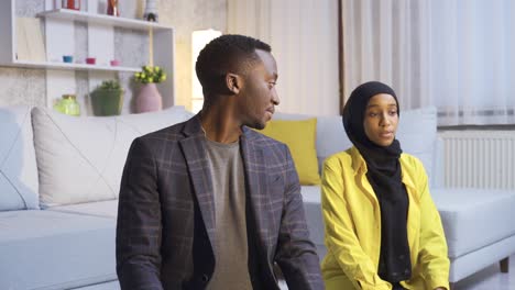 Muslimisches-Afrikanisches-Ehepaar,-Das-Zu-Hause-Betet.